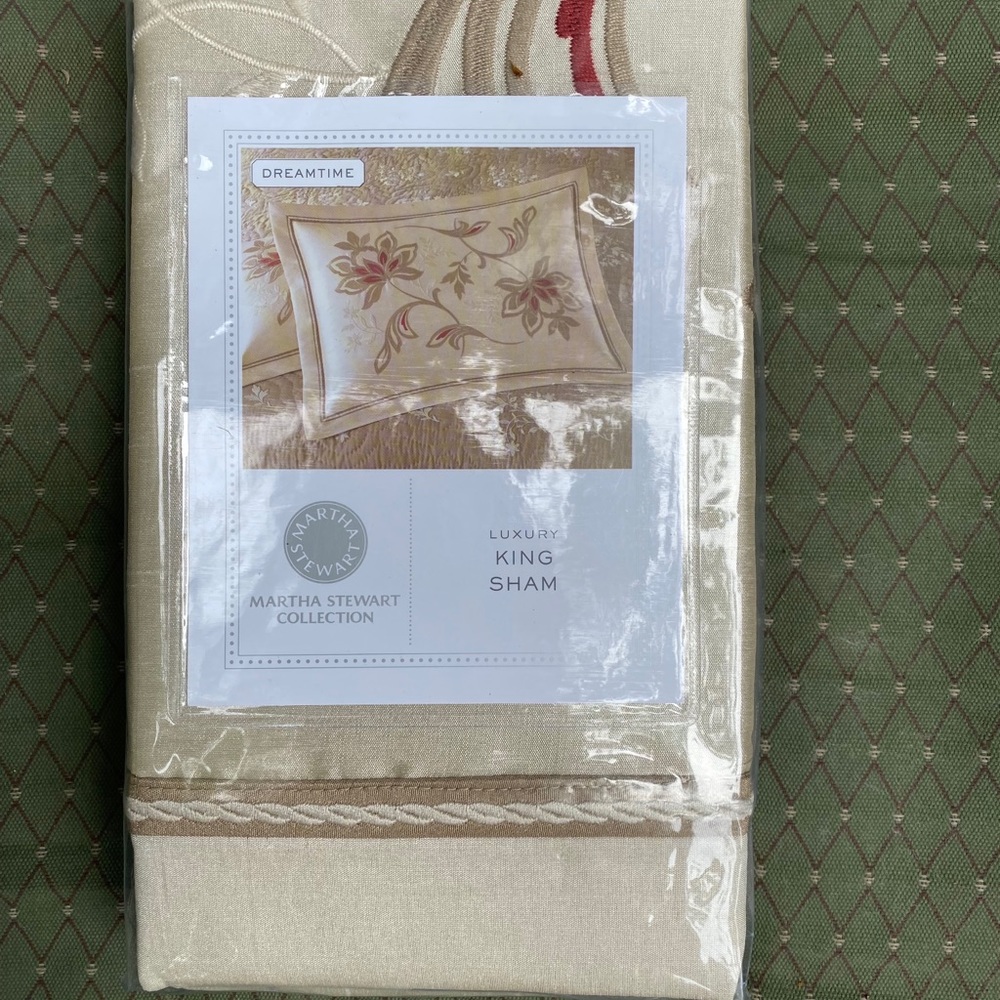 Pair Martha Stewart King Pillow Shams.